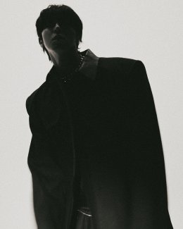 U-KNOW (ยูโนว์) แห่งวง TVXQ! (ทงบังชินกิ) เผยตัวตนที่แท้จริงผ่านอัลบั้มเต็มชุดแรก 'I-KNOW' (ไอ-โนว์) ภายใต้คอนเซปต์ที่แตกต่าง 'Fake&Documentary' พร้อมดับเบิลไตเติล 'Stretch' และ 'Body Language'